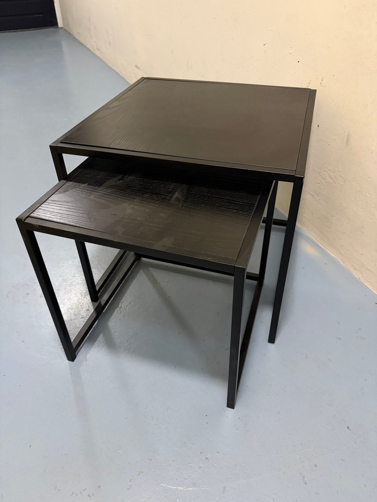 2 moderne bijzettafeltjes, zwart metalen frame, zgan, Huis en Inrichting, Tafels | Bijzettafels, Minder dan 55 cm, Metaal of Aluminium
