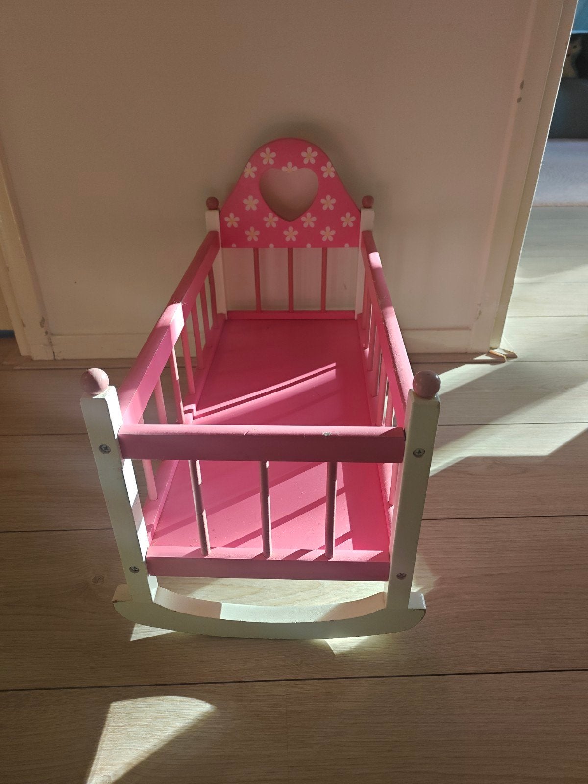 Roze houten poppenwiegje met hartjes, Ophalen