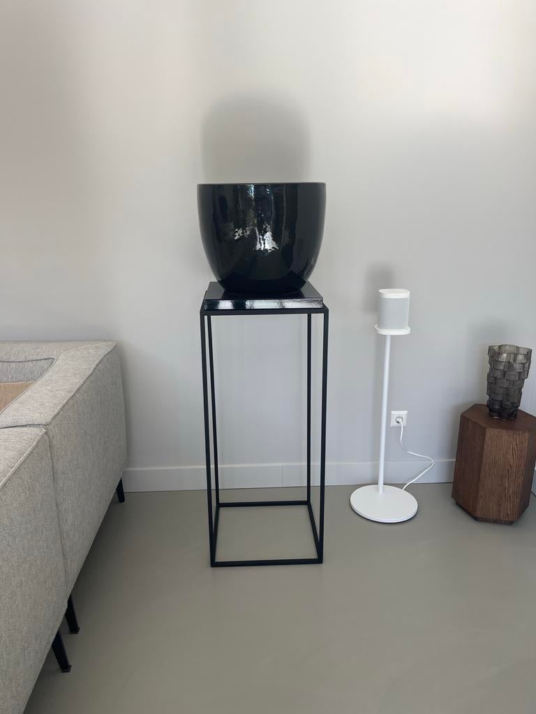 Zwarte plantenstandaard met glanzende pot, Huis en Inrichting, Woonaccessoires | Overige, Zwart, Ophalen of Verzenden, Zo goed als nieuw