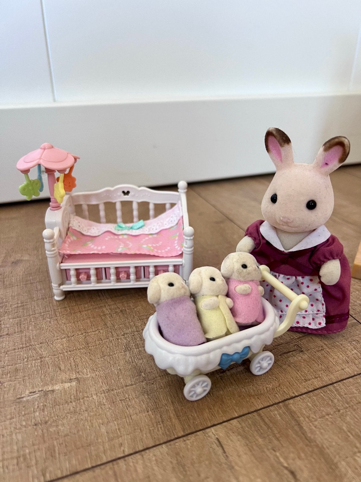 Sylvanian Families babydrieling met babybedje en kinderwagen, Kinderen en Baby's, Ophalen of Verzenden, Zo goed als nieuw, Overige typen