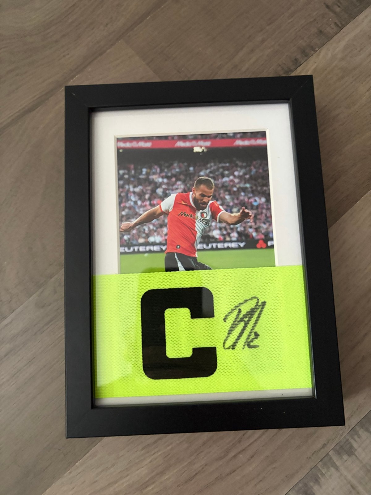 Gesigneerde aanvoerdersband Nieuwkoop Feyenoord + video bewi, Verzamelen, Ophalen of Verzenden, Zo goed als nieuw, Feyenoord, Overige typen
