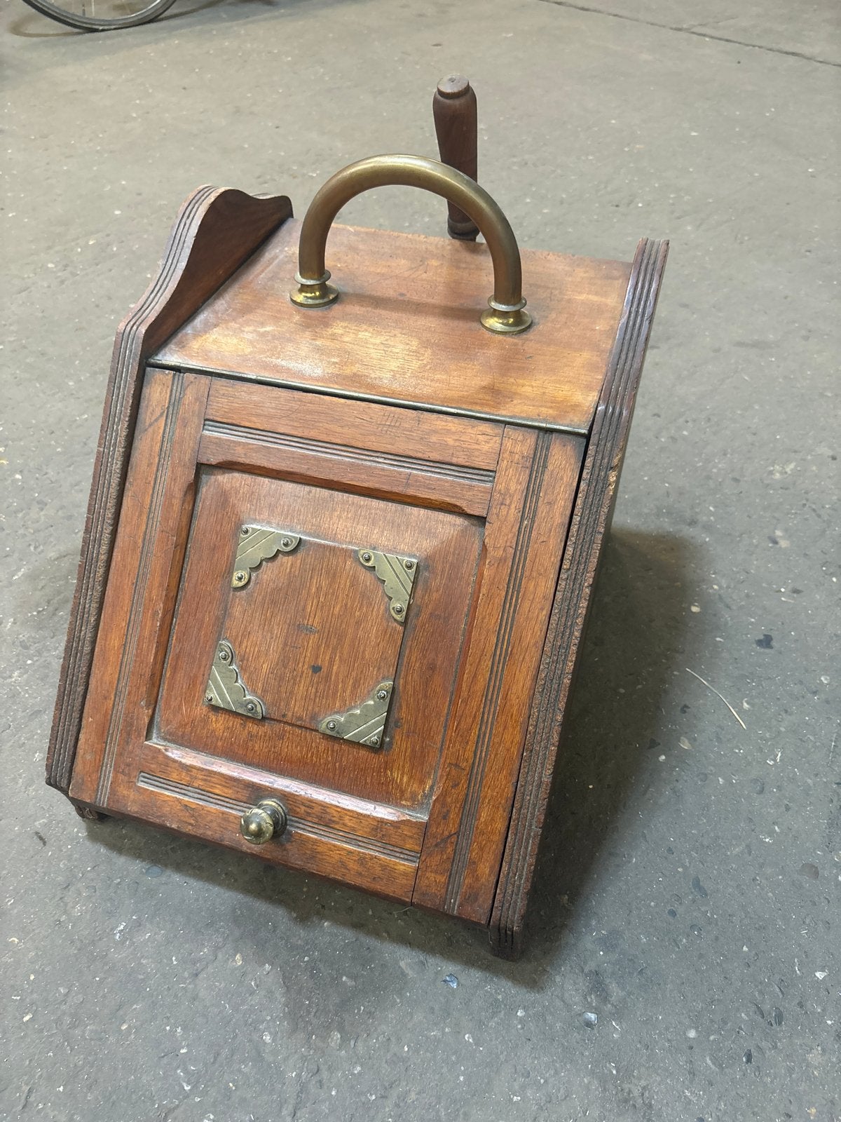 Antieke victoriaanse kolenkit met schep - Hout en messing, Antiek en Kunst, Ophalen of Verzenden