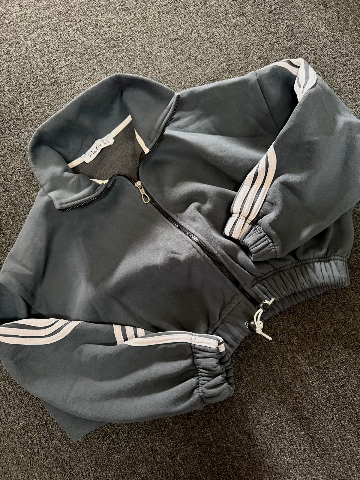 Grijze joggingbroek en crop top set met strepen, Ophalen, Zo goed als nieuw, Grijs, Maat 36 (S)