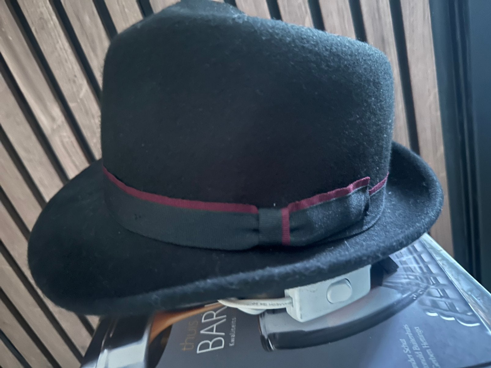Zwarte fluwelen hoed, Kleding | Dames, Hoeden en Petten, Ophalen of Verzenden, Zo goed als nieuw, One size fits all