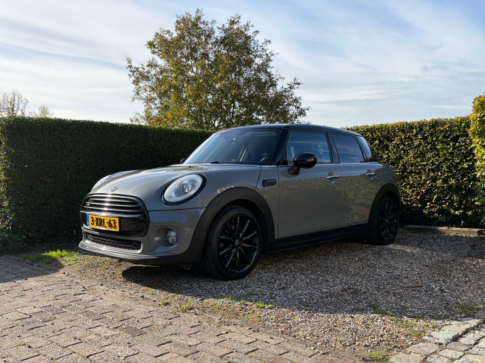 Mini 1.5 Cooper 5D | Carplay | HUD | LED | NIEUWE APK, Dealer onderhouden, 136 pk, Zwart, Leder en Stof