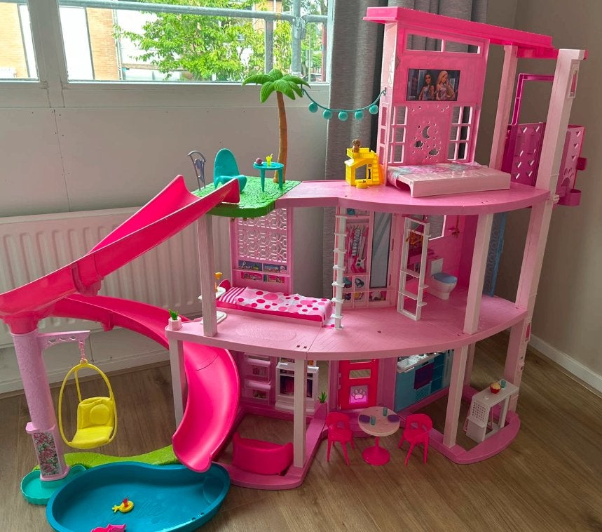 Barbie droomhuis met glijbaan, lift & licht/geluid, Kinderen en Baby's, Speelgoed | Poppenhuizen, Ophalen, Gebruikt, Poppenhuis