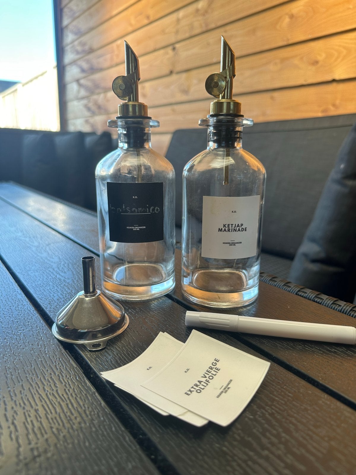 Olie- en azijnflessen set met trechter en labels, Ophalen of Verzenden, Zo goed als nieuw, Overige merken, Glas