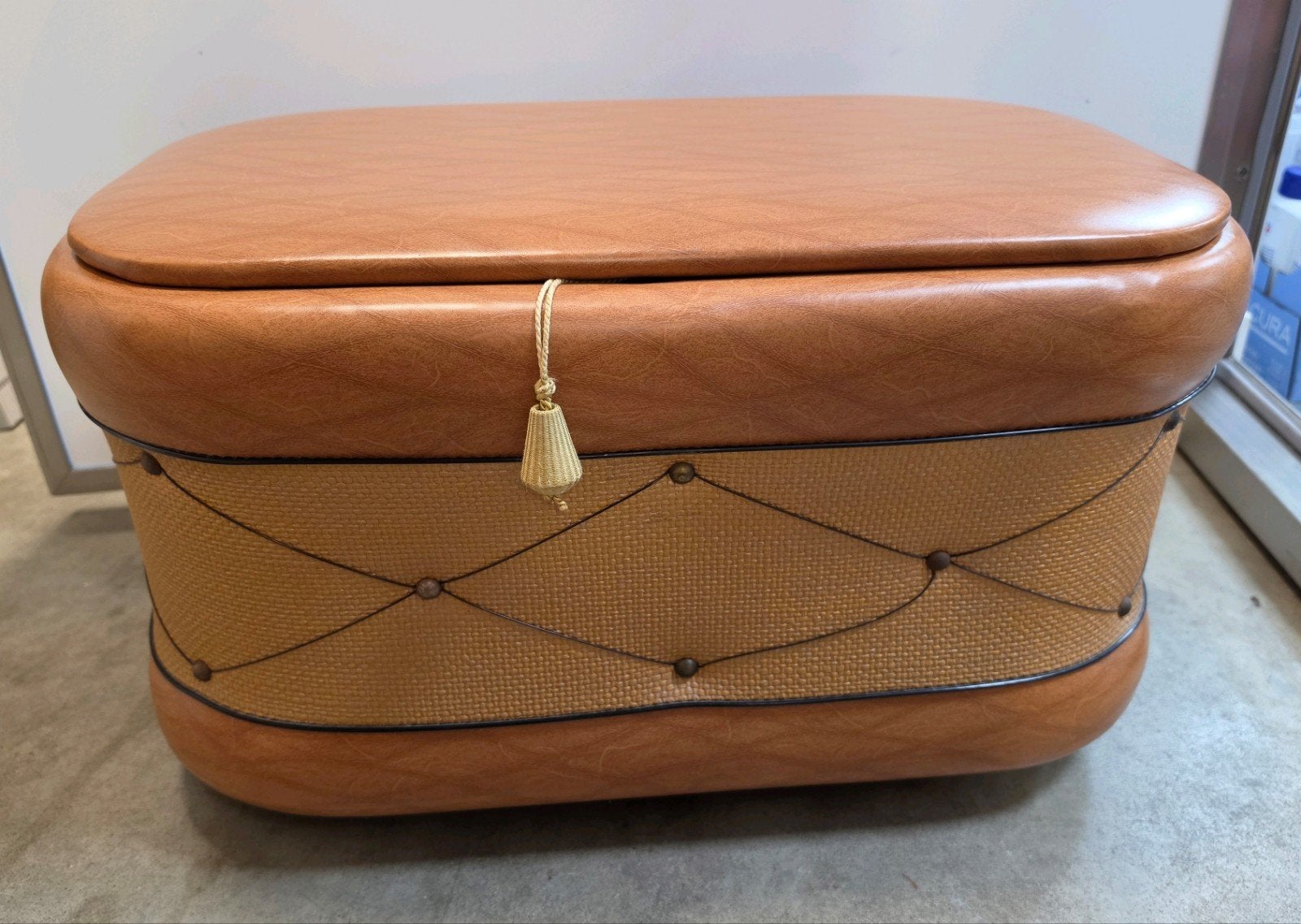 vintage poef/naaimand uit de jaren 70 bekleed met kunstleer, Ophalen, Minder dan 50 cm, Gebruikt, Rond