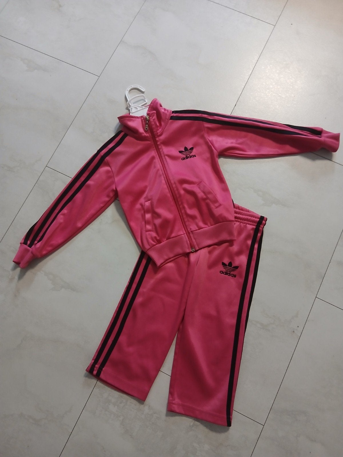 Adidas trainingspak roze maat 86/92, Kinderen en Baby's, Babykleding | Maat 86, Zo goed als nieuw, Meisje, Pakje, Ophalen of Verzenden