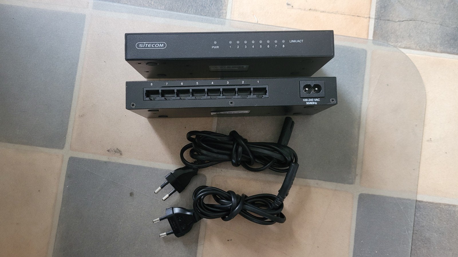 Sitecom 8-poorts switch met stroomkabels, Ophalen of Verzenden, Gebruikt