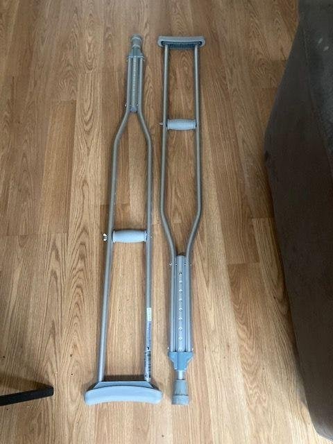Verstelbare okselkrukken met antislip rubberen uit, Ophalen of Verzenden, In hoogte verstelbaar, Zo goed als nieuw