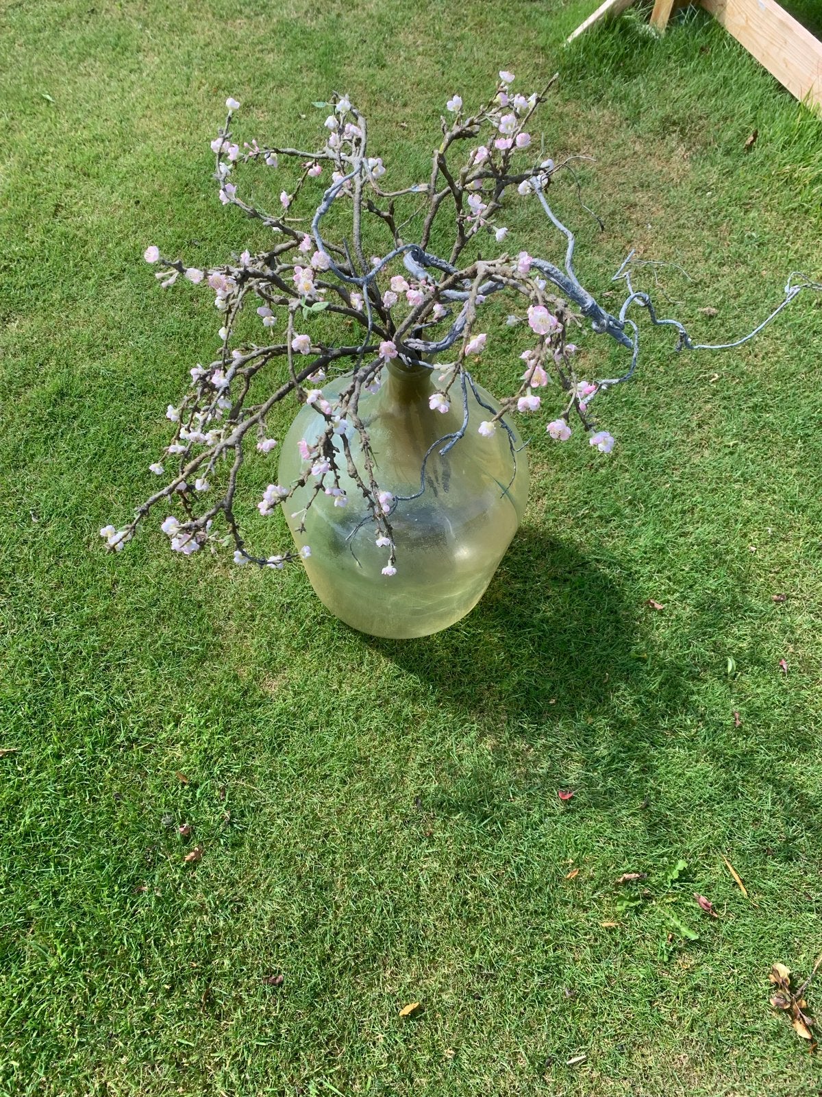 Grote vaas (60cm) met kunstbloemen, Huis en Inrichting, Woonaccessoires | Vazen, Ophalen, Gebruikt, Inclusief decoratie