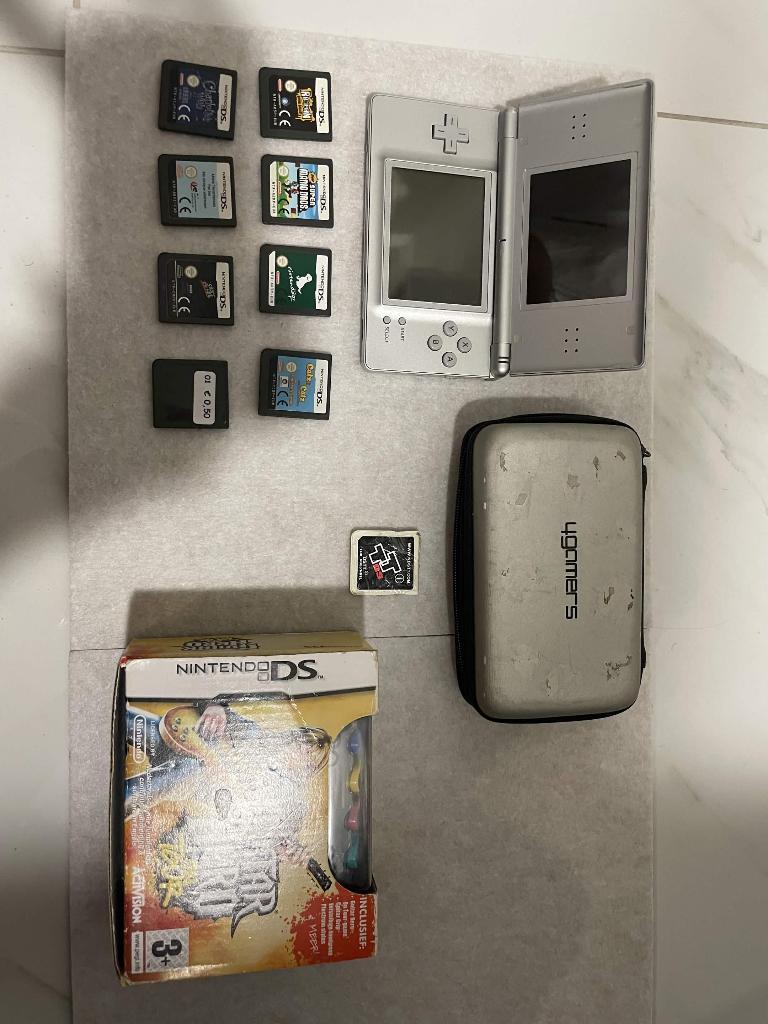 Nintendo DS Lite Bundle + Games + Guitar Hero Set, Gebruikt, Ophalen of Verzenden, DS Lite, Met beschermhoes of tas