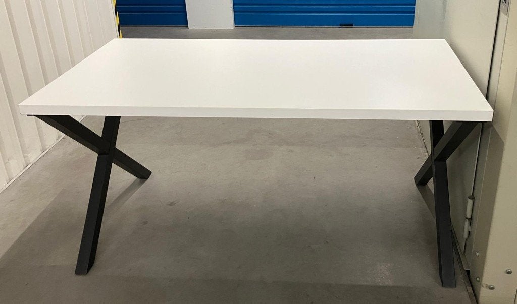 Modern Wit Bureau met Zwart Metalen Onderstel, Huis en Inrichting, Demontabel, 160 cm, Gebruikt, Spaanplaat of MDF