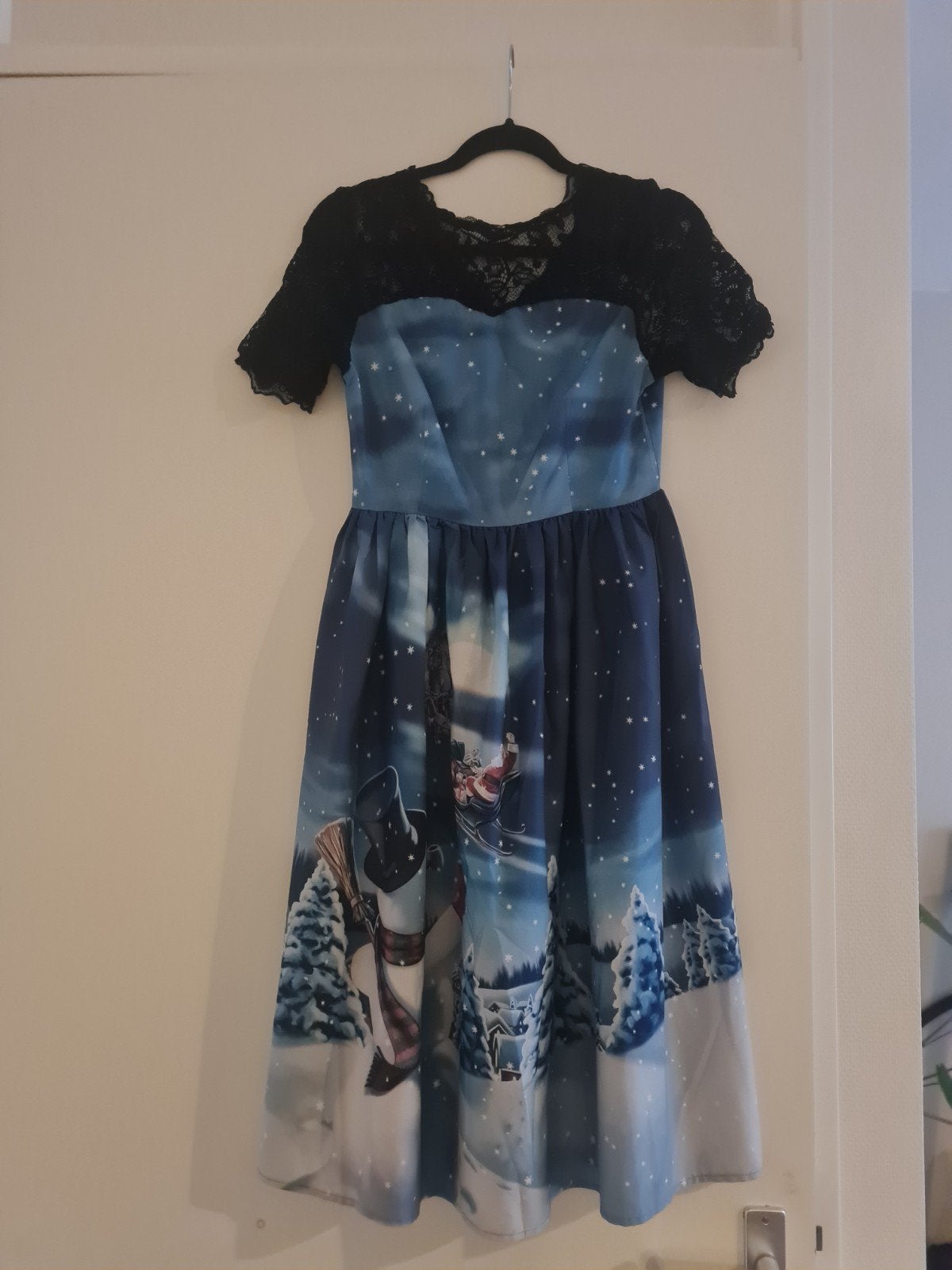 Feestelijke Kerstjurk met Sneeuwpop en Kerstman print, Blauw, Ophalen of Verzenden, Knielengte, Maat 36 (S)