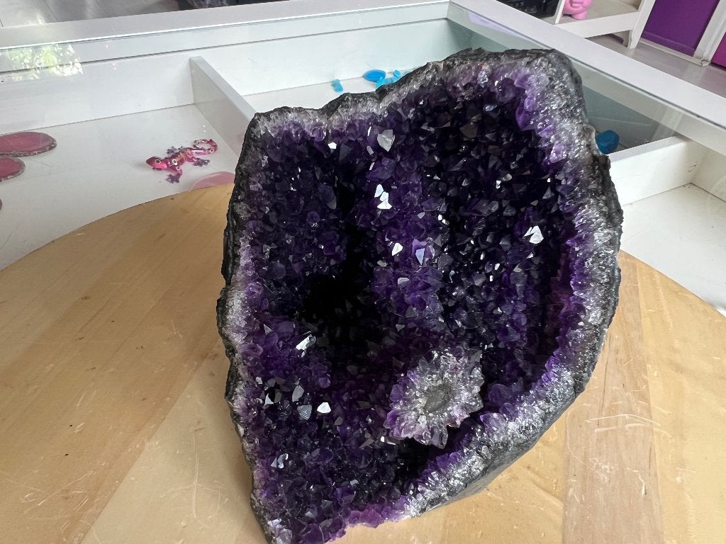 Amethist geode (1) van 1,3 kg, diep paars van kleur, Ophalen of Verzenden, Mineraal