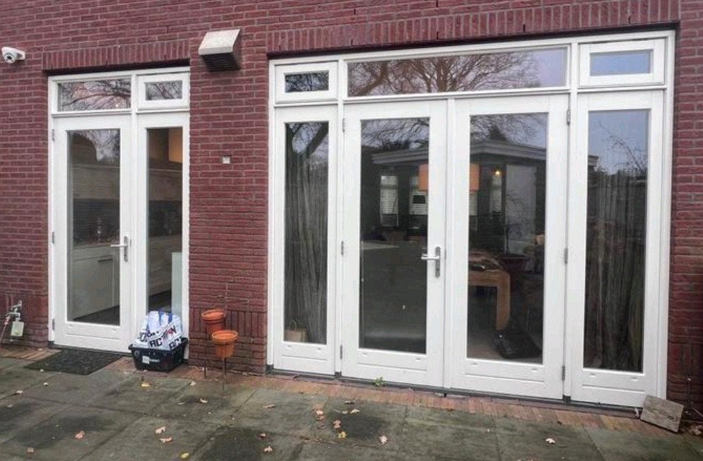 pui met dubbele tuindeuren en zijlichten