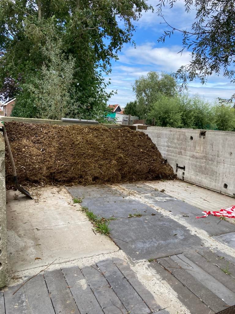 Gratis paardenmest, deels gecomposteerd, Ophalen, Tuinaarde