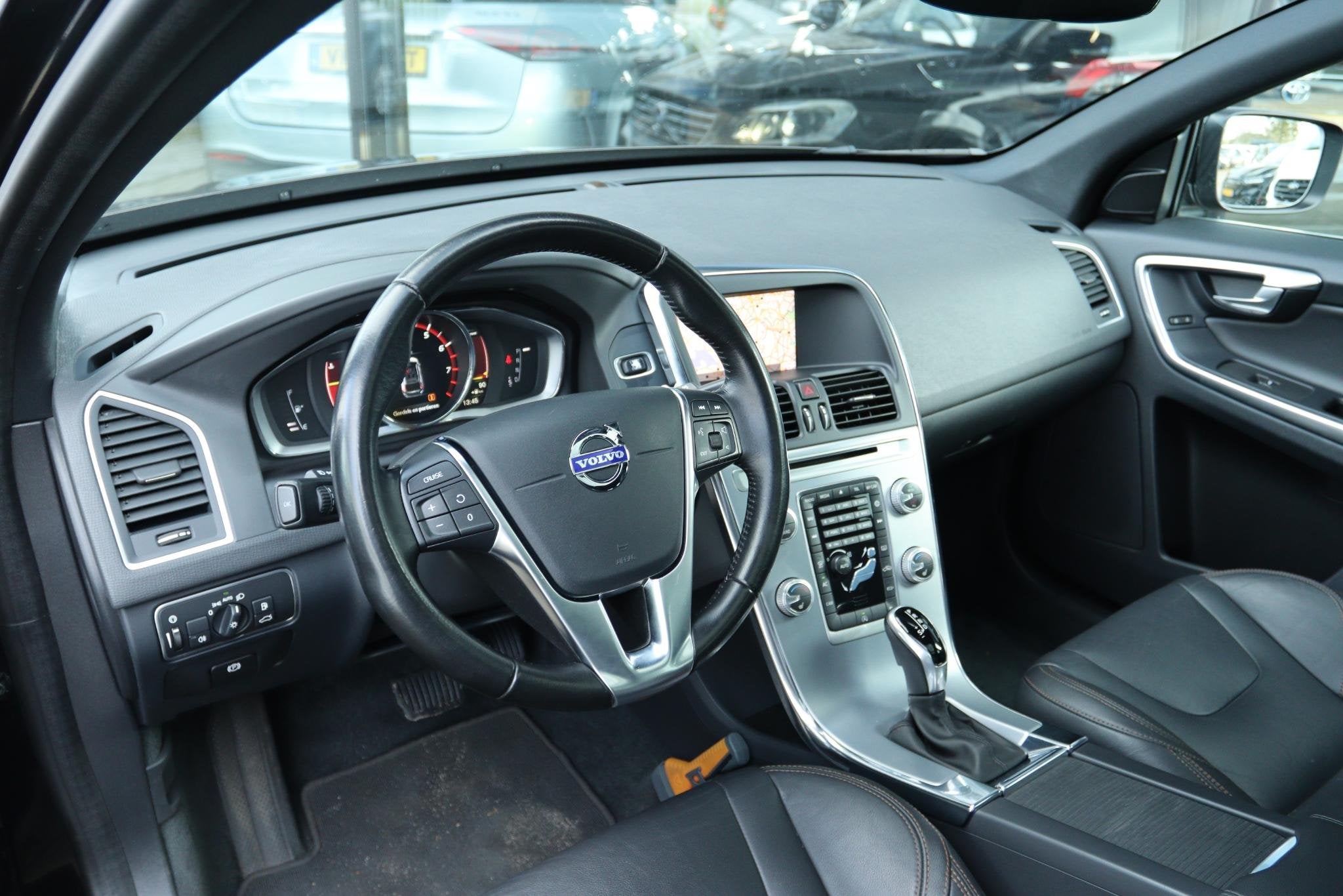 VOLVO XC60 2.0 T5 FWD POLAR+ AUT. | PANO | LEDER | XENON | M, Auto's, 15 km/l, Gebruikt, 4 cilinders, 1969 cc