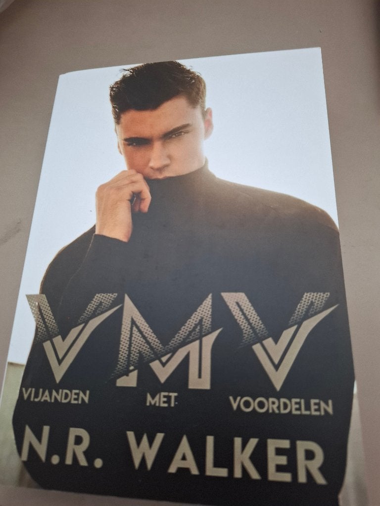 N.R Walker - V.M.V - Vijanden met voordelen, Ophalen of Verzenden, Zo goed als nieuw, N.R Walker