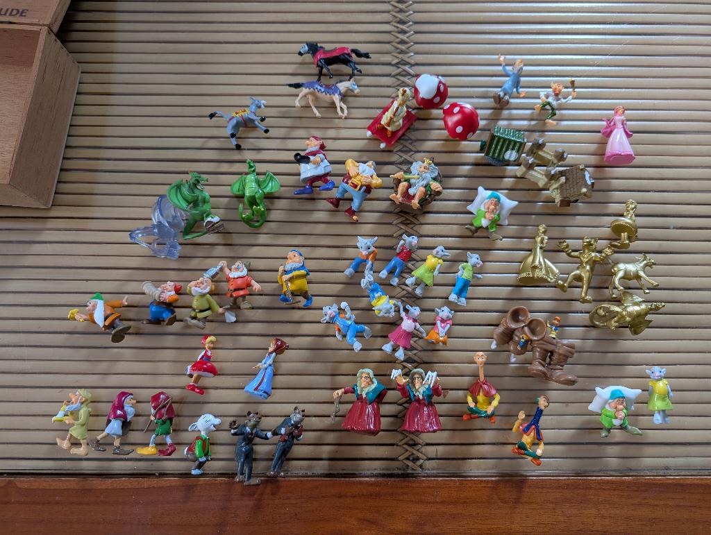 kistje met heel veel mini figuurtjes van de efteling, Ophalen of Verzenden, Zo goed als nieuw, Beeldje of Poppetje