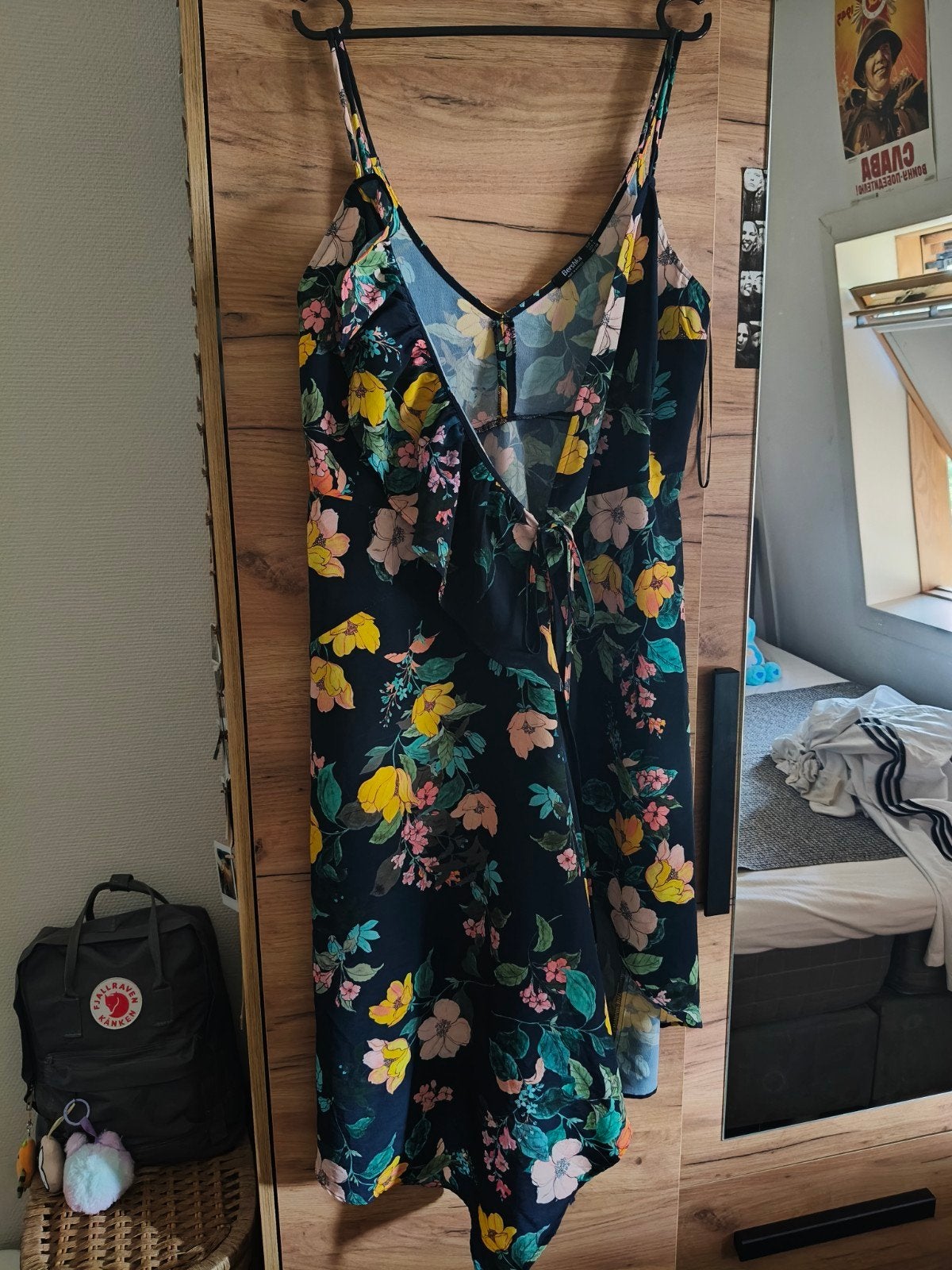 Bershka bloemen wikkeljurk - Maat L, Zwart, Maat 42/44 (L), Gedragen, Onder de knie