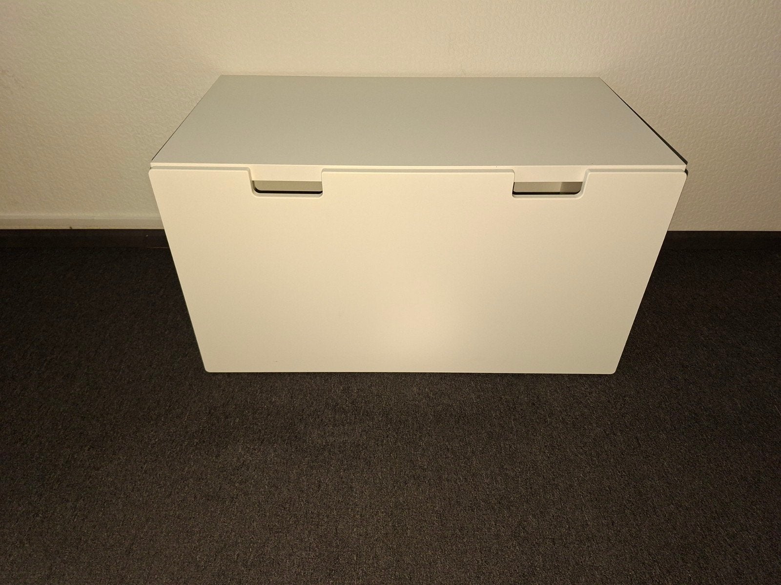 Ikea kinder tafeltje met  opbergkist eronder eronder gratis, Kinderen en Baby's, Kinderkamer | Inrichting en Decoratie, Ophalen