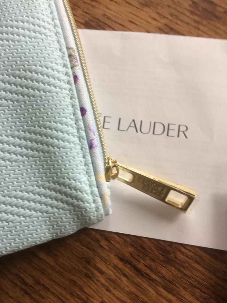 Estee Lauder lichtblauw toilettasje met goudkleurige rits, Ophalen of Verzenden, Nieuw, Blauw, Dame
