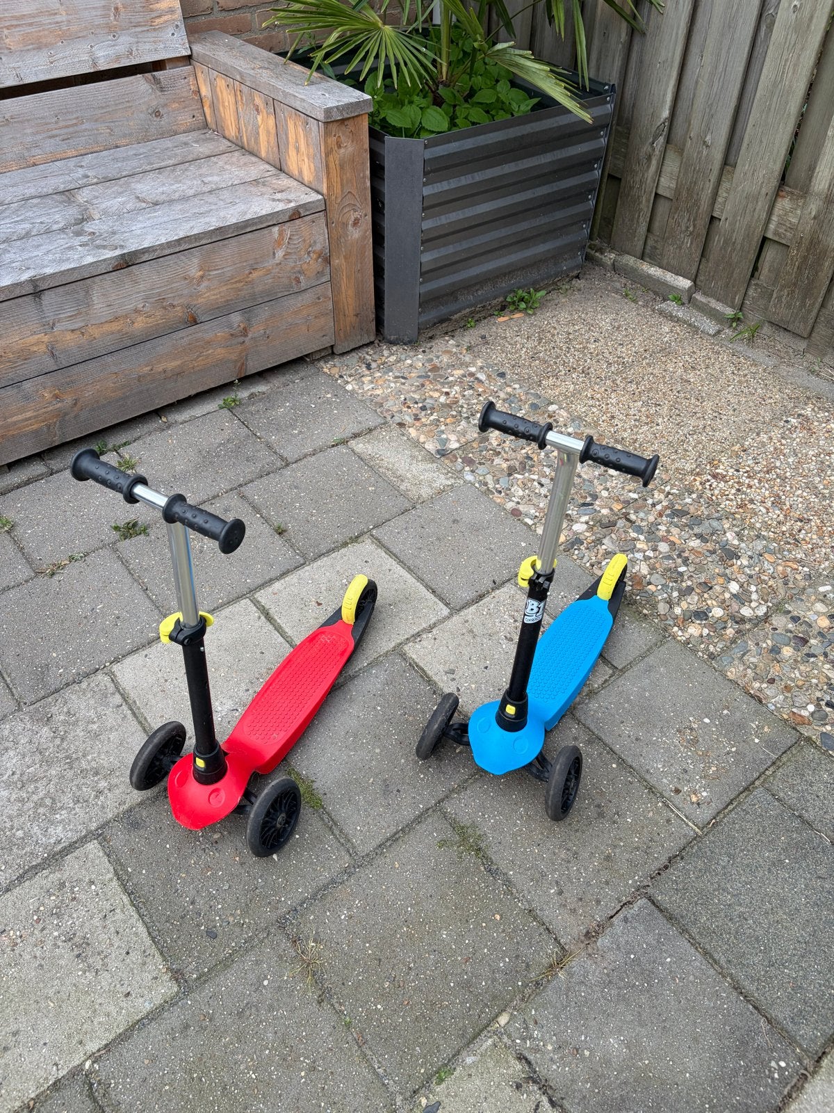 Twee kindersteps (rood en blauw) - Zo goed als nieuw, Fietsen en Brommers, Steps, Zo goed als nieuw, Gewone step, Ophalen