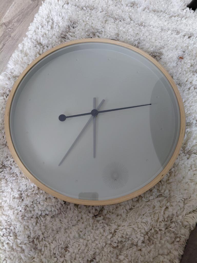 IKEA RÖTBLÖTA Wandklok - Modern en Stilvol, Ophalen of Verzenden, Zo goed als nieuw, Analoog, Wandklok