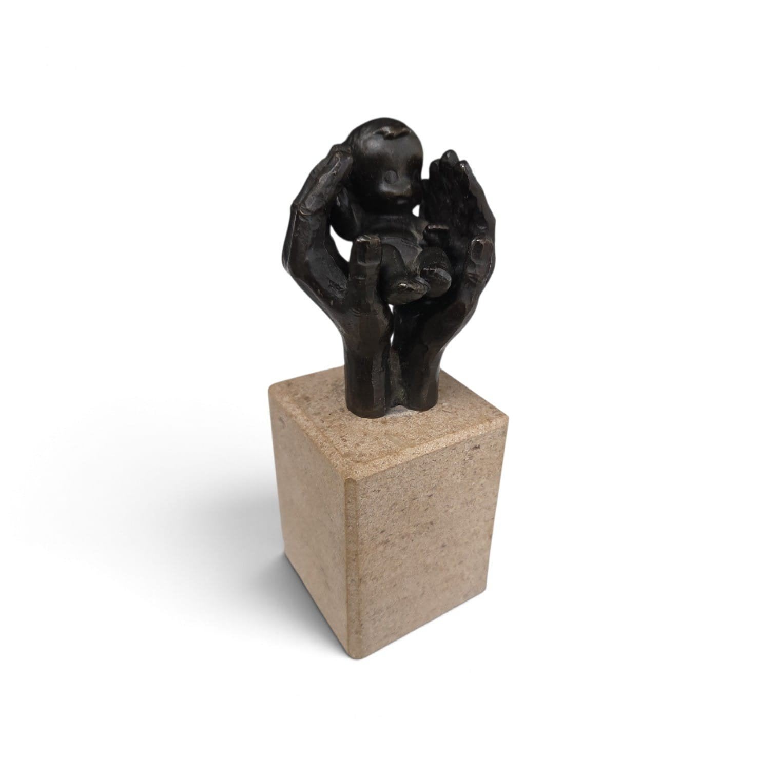 Bronzen beeldje: Baby in beschermende handen, Antiek en Kunst, Overige onderwerpen, Minder dan 20 cm, Ophalen of Verzenden, Brons