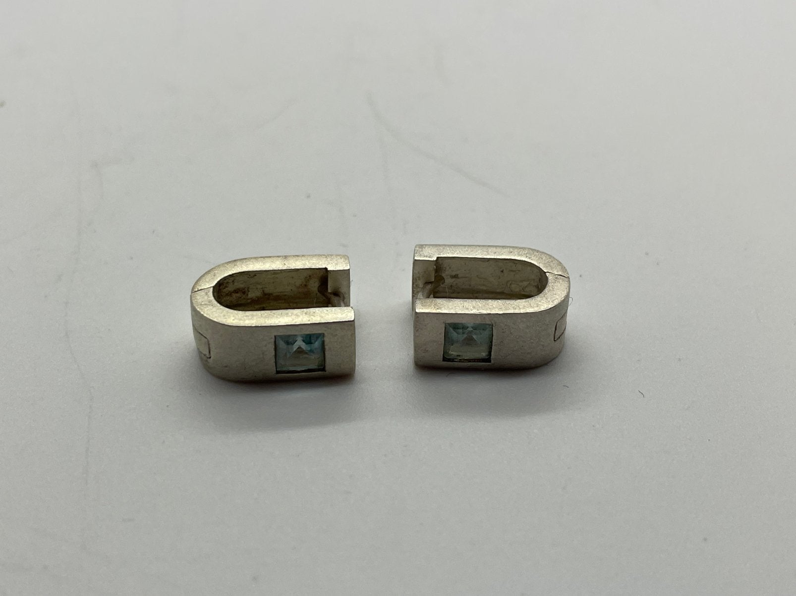 E595 Prachtige zilveren oorbellen lichtblauwe steen, Ophalen of Verzenden, X, Zilver, Zilver