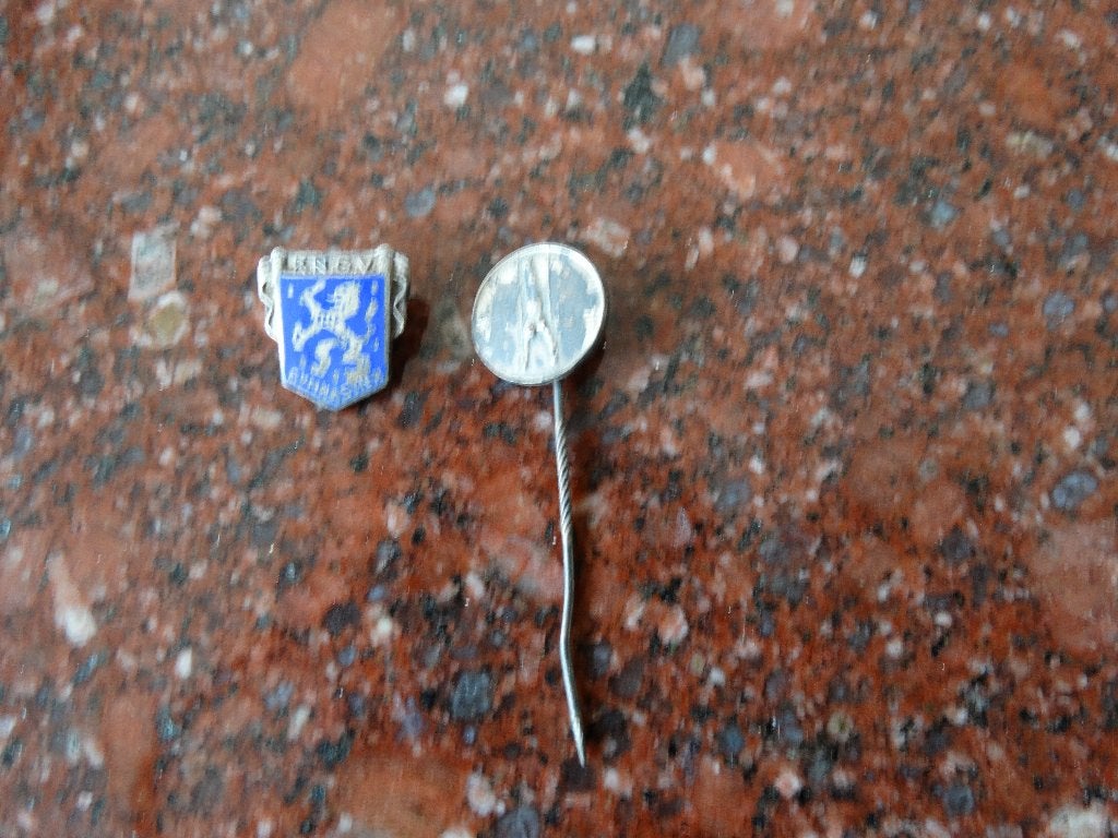 K.N.G.V. Gymnastiek, 2 x speldje rond speldje zilver, Verzamelen, Ophalen of Verzenden, Gebruikt, Overige onderwerpen