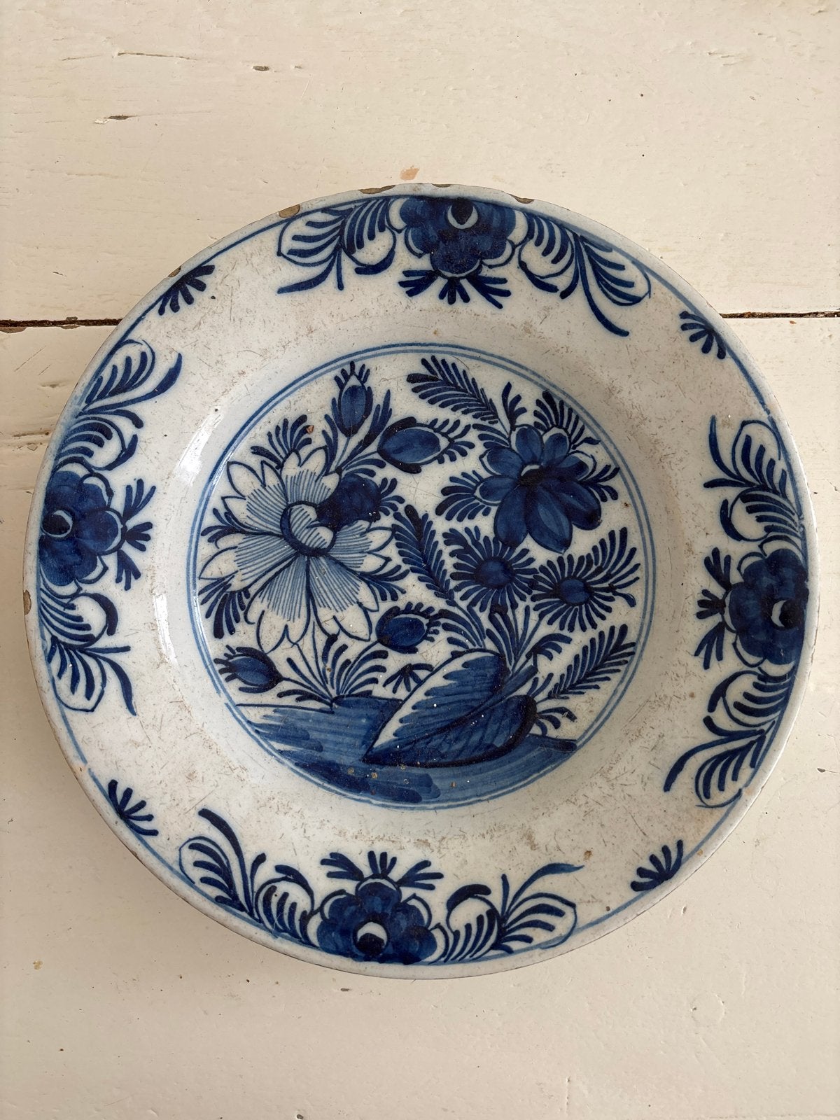 Antiek Delfts Blauw Bord met Bloemmotief, Antiek en Kunst, Antiek | Servies los, Ophalen of Verzenden