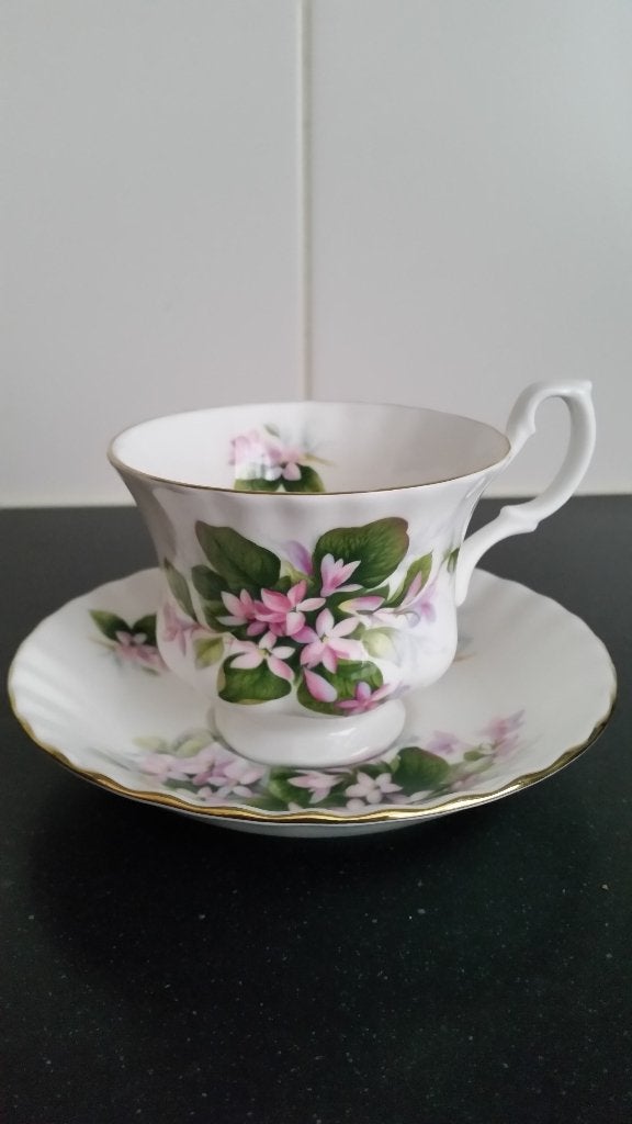 Royal Albert kop en schotel Bone China, Ophalen of Verzenden, Zo goed als nieuw, Porselein, Kop en/of schotel