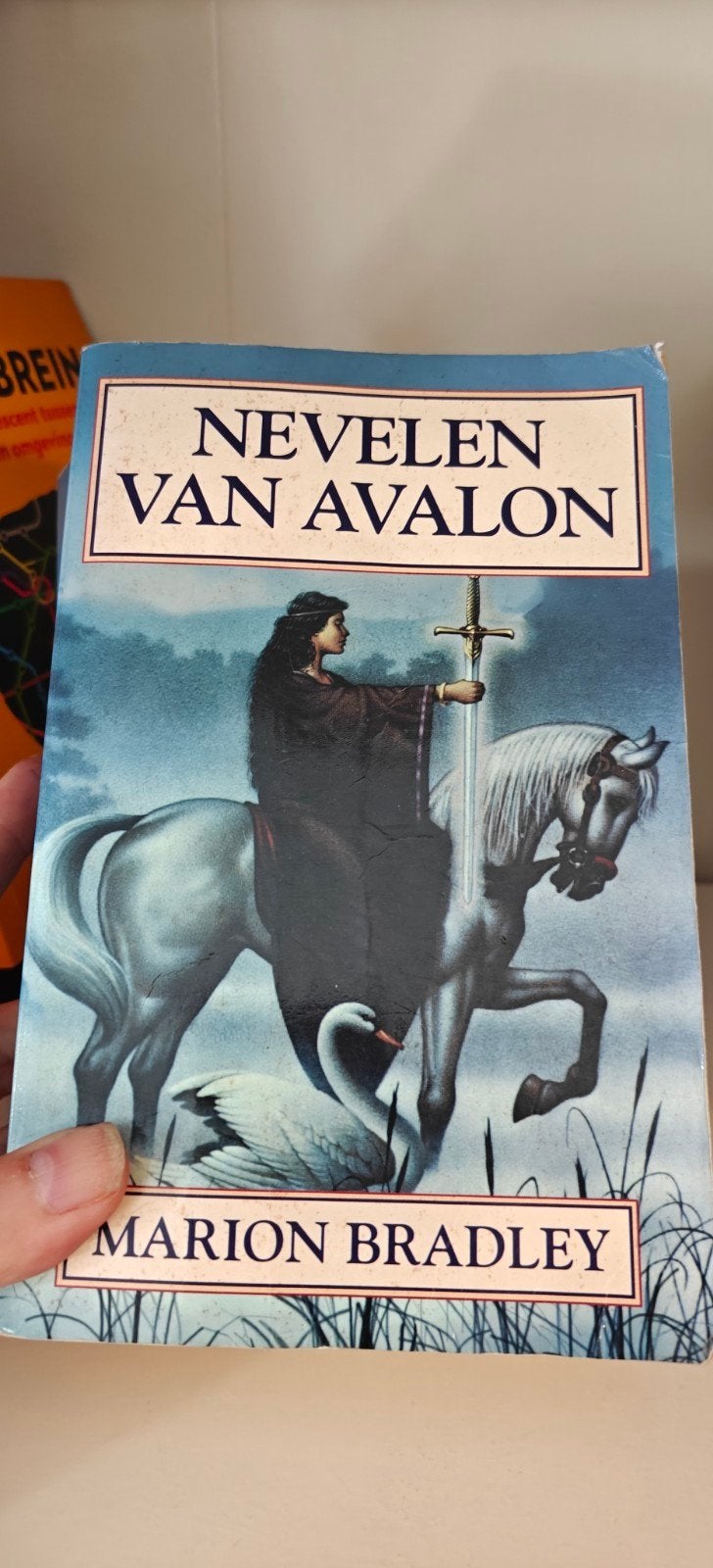 Nevelen van Avalon - Marion Bradley (Paperback), Ophalen of Verzenden, Gelezen, Marion Bradley