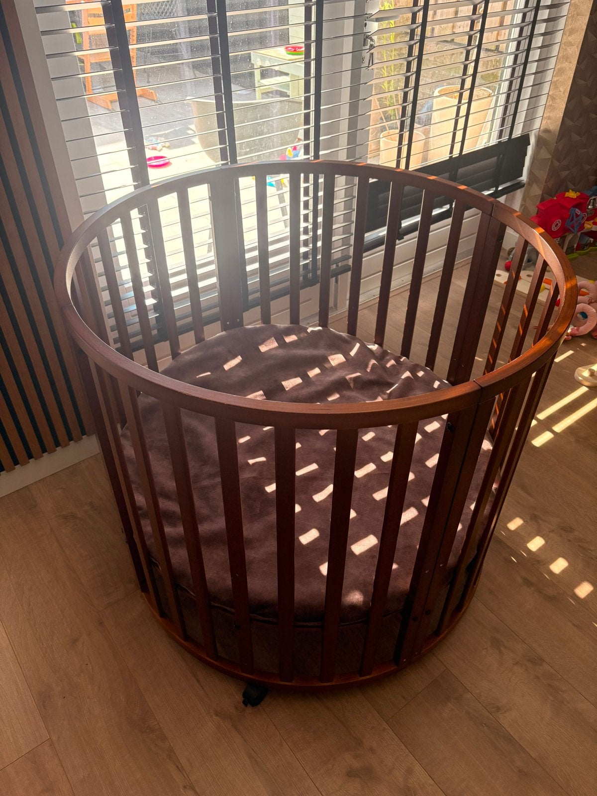 Puck Ronde Box Walnoot met Matras en Hoes, Kinderen en Baby's, Boxen, Ophalen of Verzenden, Gebruikt, Rond, Wieltjes