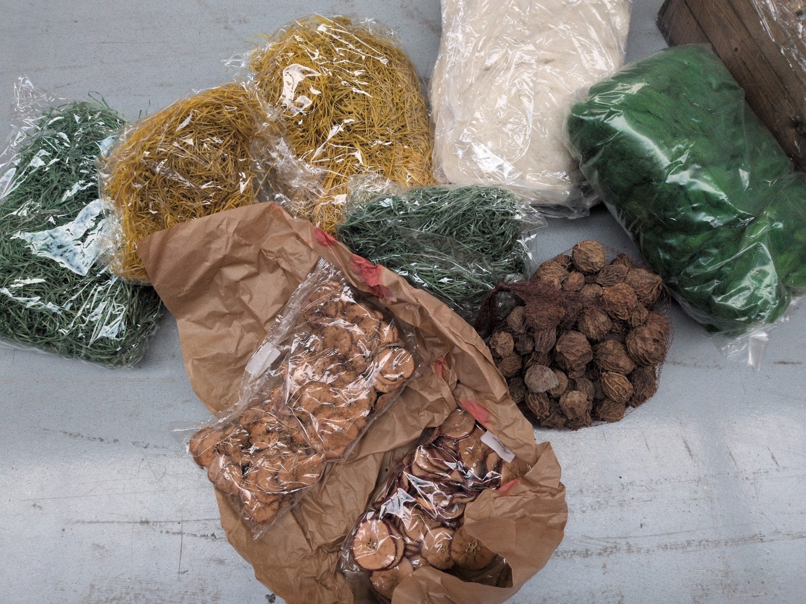 Diverse knutselmaterialen: gedroogd fruit, raffia, etc., Ophalen, Nieuw, Meerkleurig, Natuurlijk materiaal