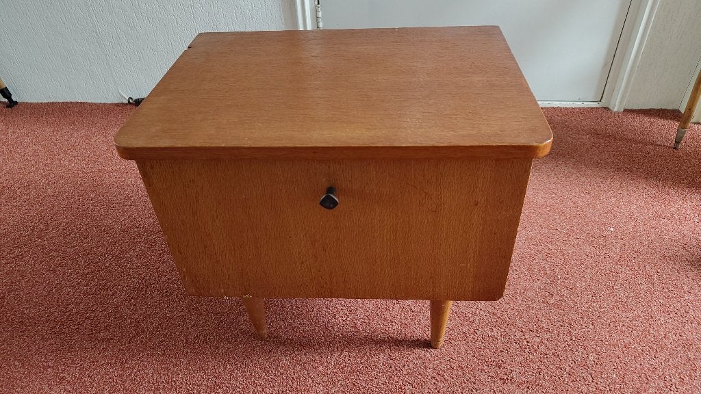 Vintage houten nachtkastje/bijzettafel met opbergruimte, Ophalen of Verzenden
