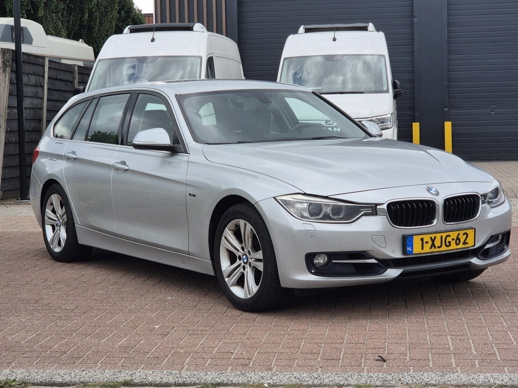 BMW 3 Serie Touring 320i High Executive (bj 2014, automaat), Auto's, Automaat, Gebruikt, 4 cilinders, 1470 kg