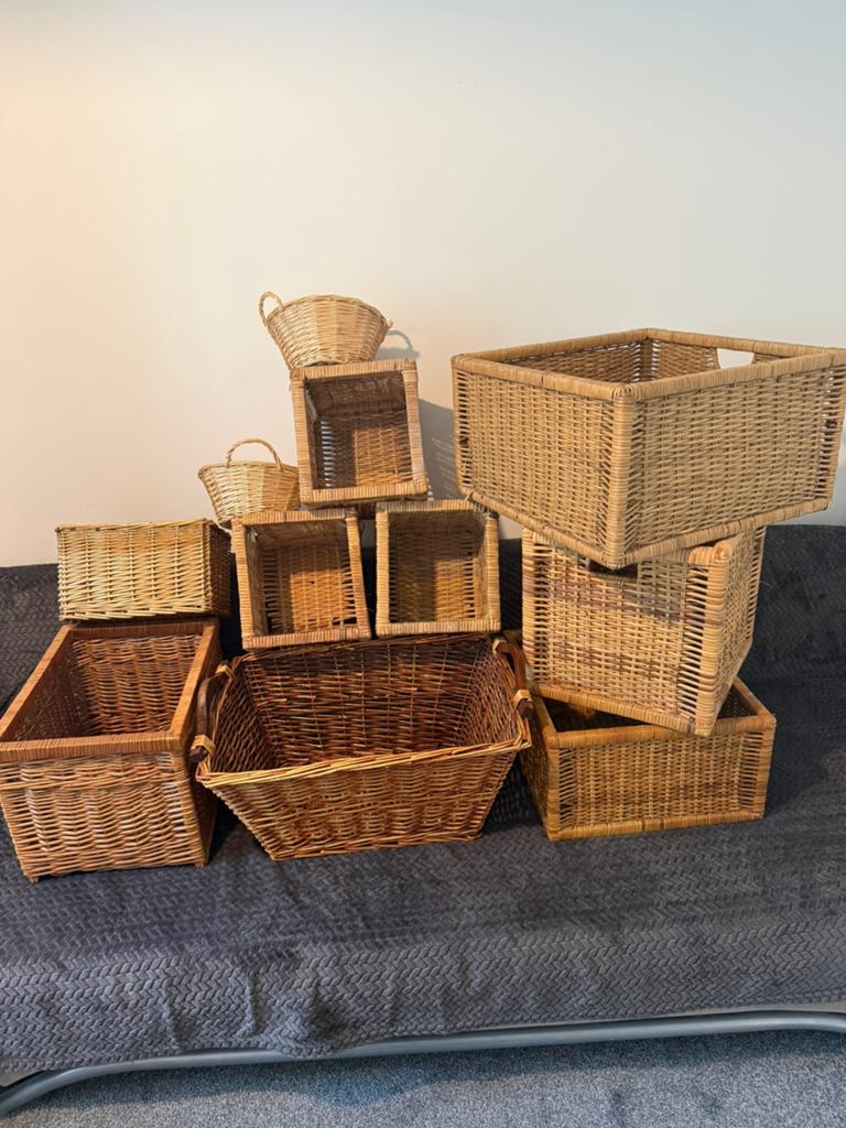 Grote partij rieten manden en schalen, Ophalen, Gebruikt, Mand, Riet