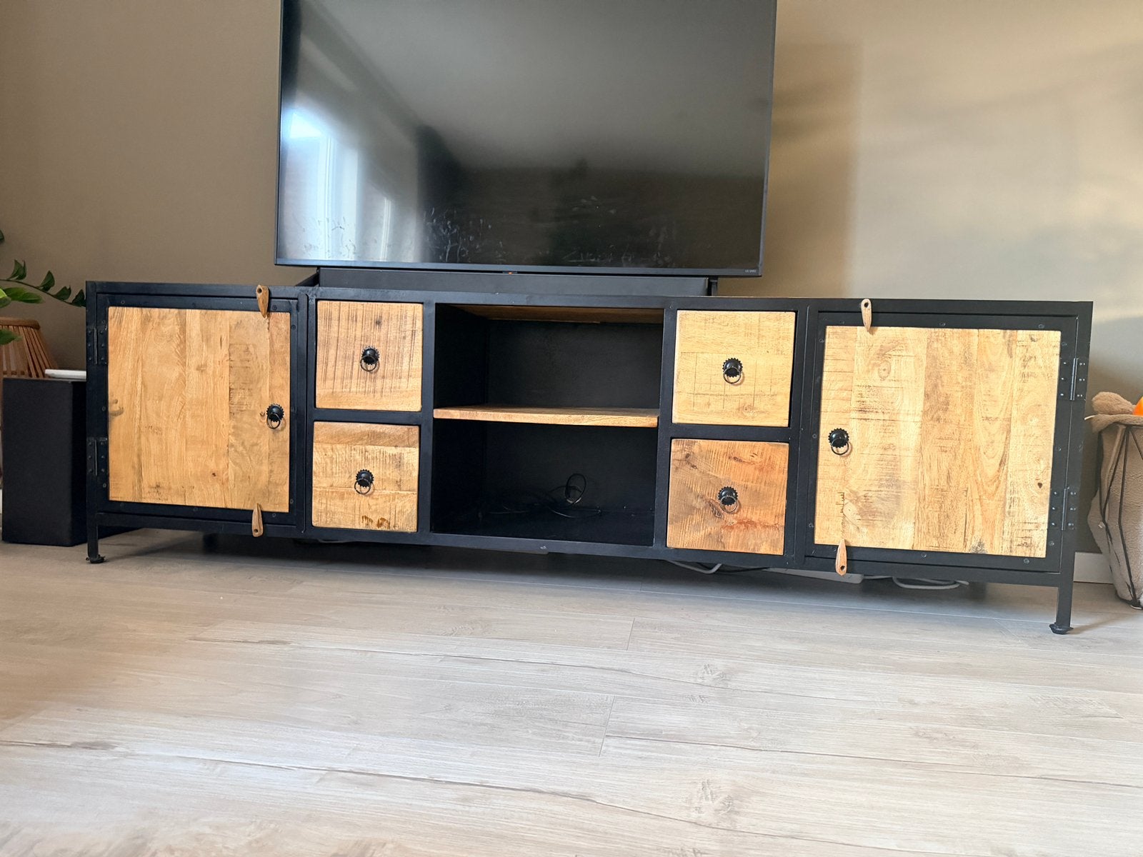 TV meubel mangohout en zwart staal, Ophalen, Zo goed als nieuw, 200 cm of meer, Minder dan 100 cm