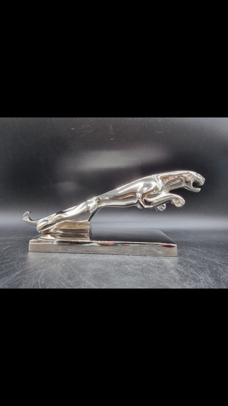 "Groot Jaguar-autologo - Metaal-chroom - Metaal", Art deco, Ophalen of Verzenden, 20 - 50 cm, Op sokkel