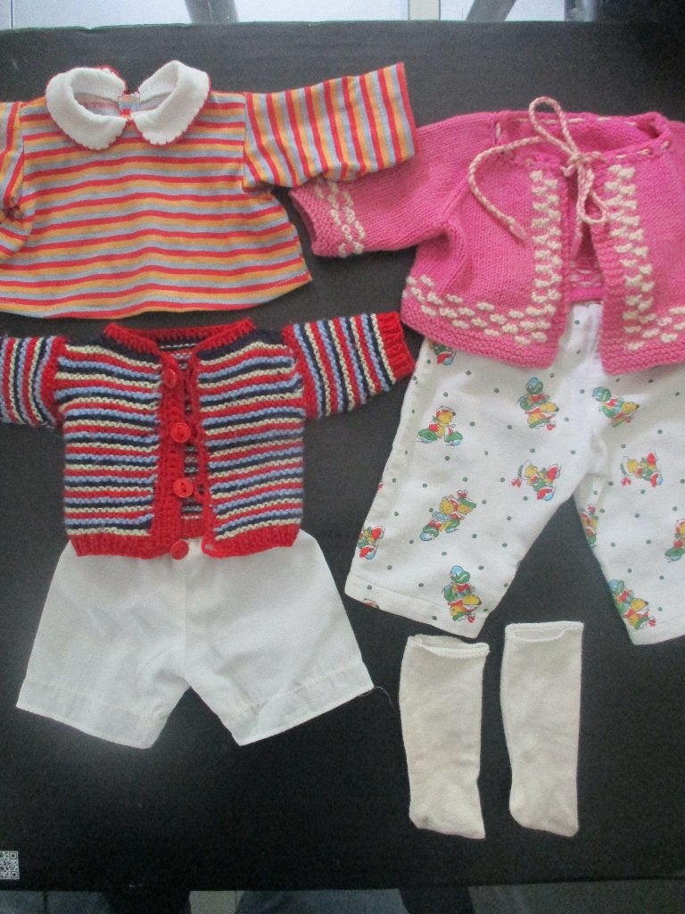 Poppen poppenkleertjes handgemaakte, gebreide vestjes, Verzamelen, Ophalen of Verzenden, Gebruikt, Pop