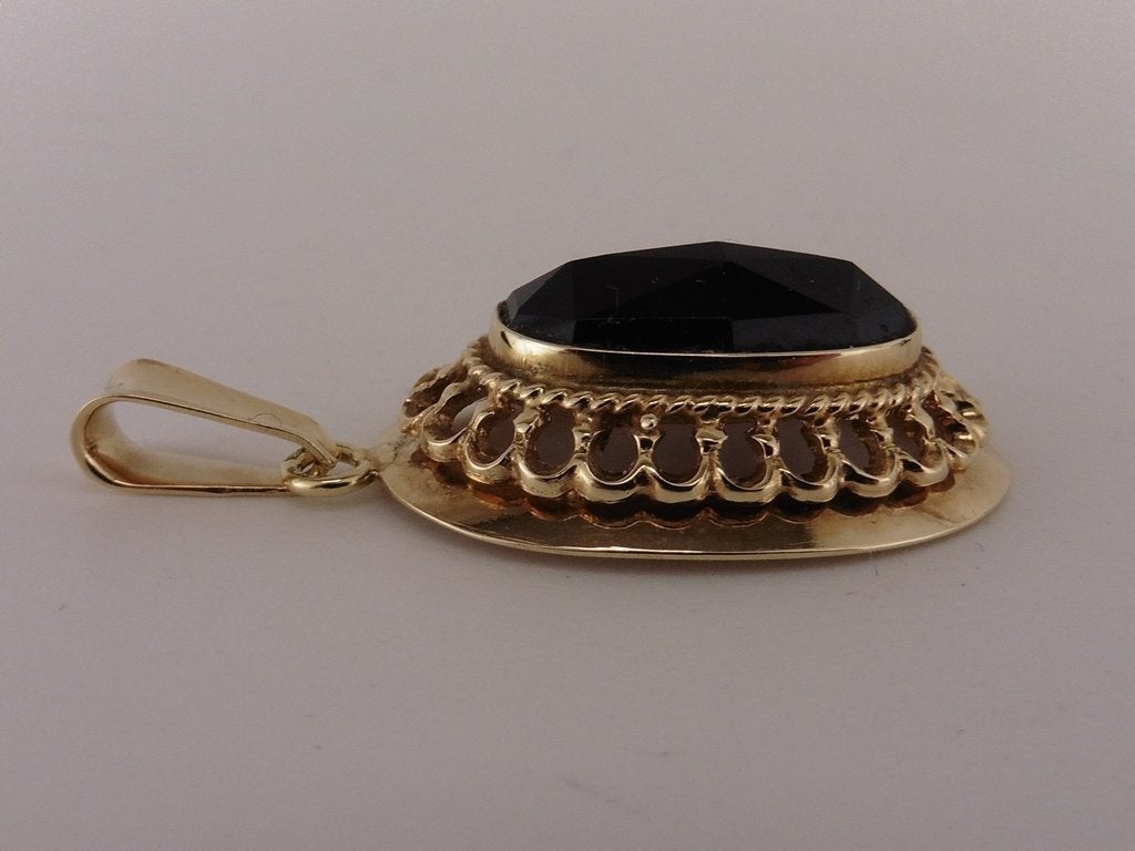 Gouden hanger met granaat                             G57, Gebruikt, ., Ophalen of Verzenden, .