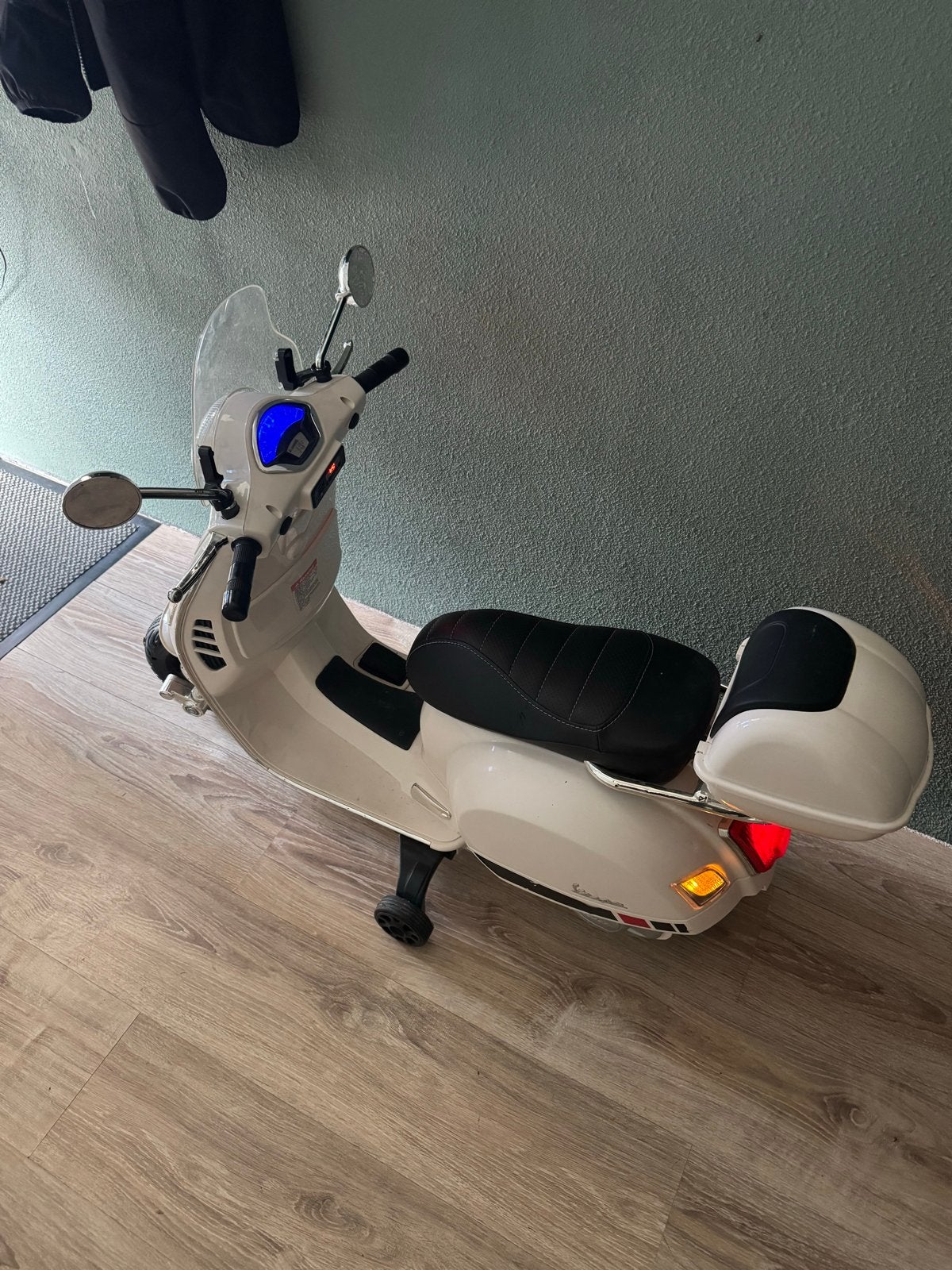 Elektrische Vespa voor kinderen - Met muziek, Ophalen, Gebruikt