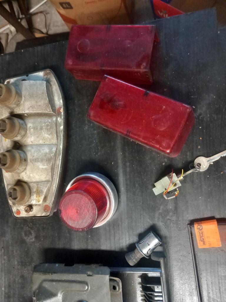 Oude auto achter verlichting dieverse, Ophalen of Verzenden