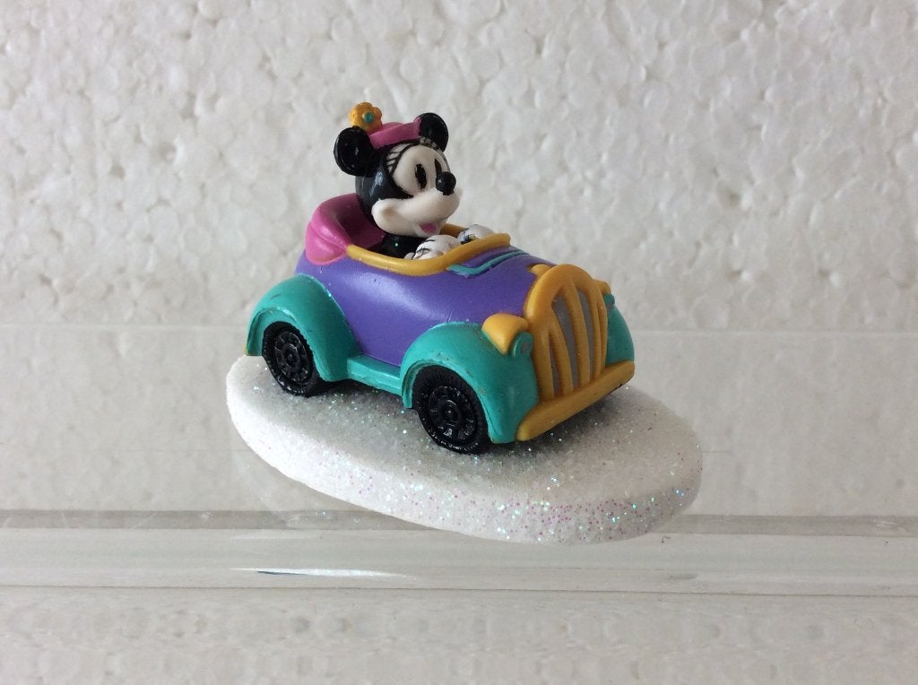 Disney Minnie mouse - mini beeldje - kerstdorp, Ophalen of Verzenden, Mickey Mouse, Zo goed als nieuw, Beeldje of Figuurtje