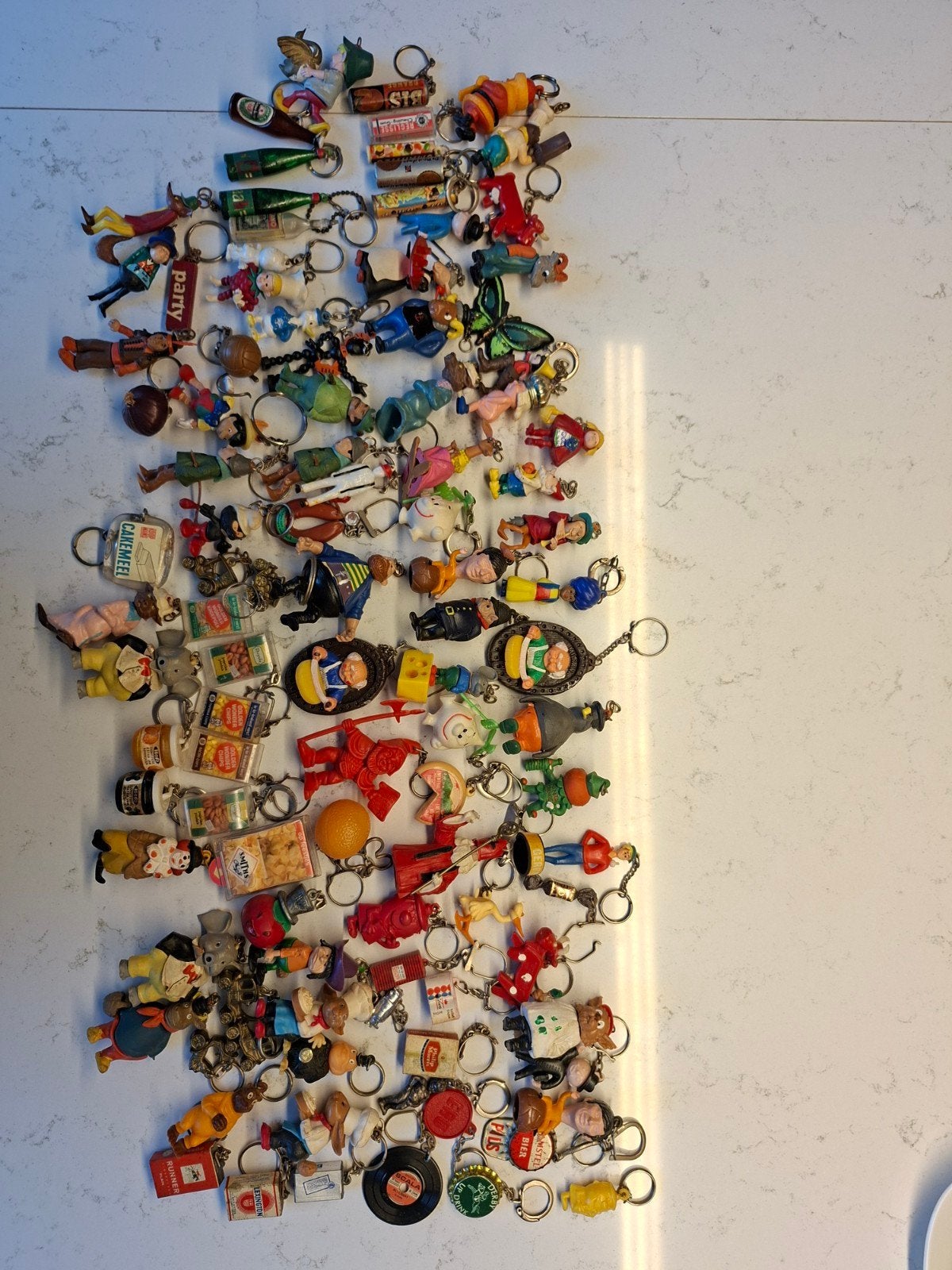 100 vintage sleutelhangers, Verzamelen, Speldjes, Pins en Buttons, Ophalen, Gebruikt, Overige onderwerpen