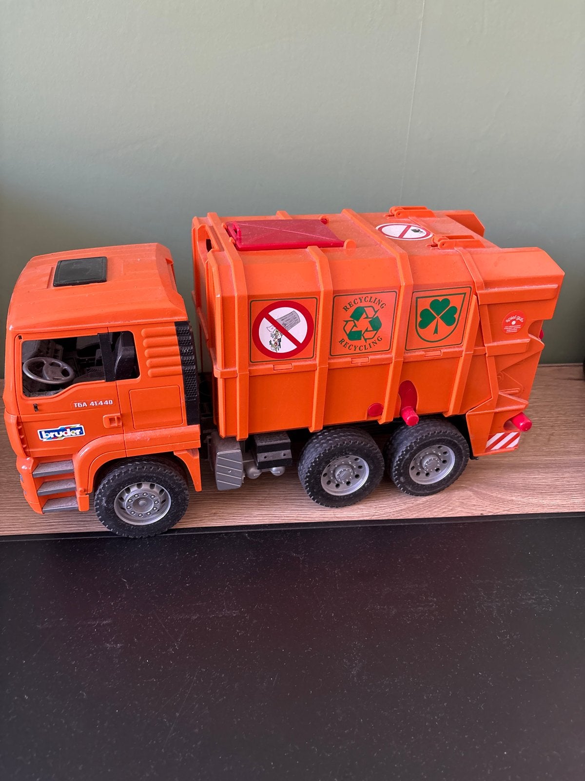 Bruder MAN TGA Vuilniswagen met 2 afvalbakken, Ophalen of Verzenden, Gebruikt